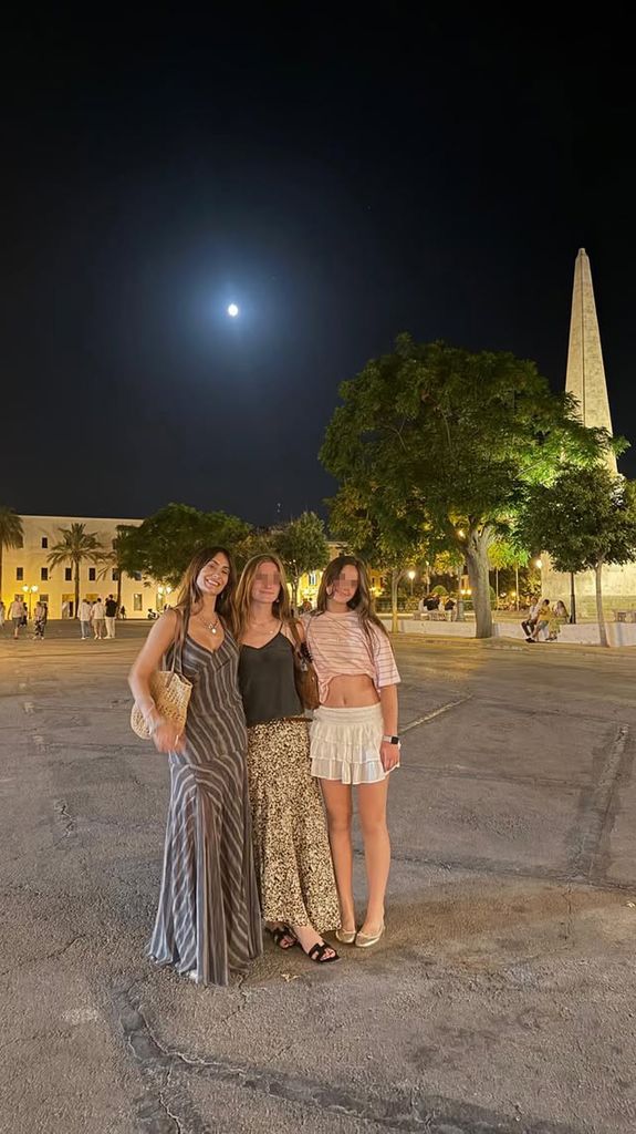 Nagore Aramburu con sus hijas Ane y Emma