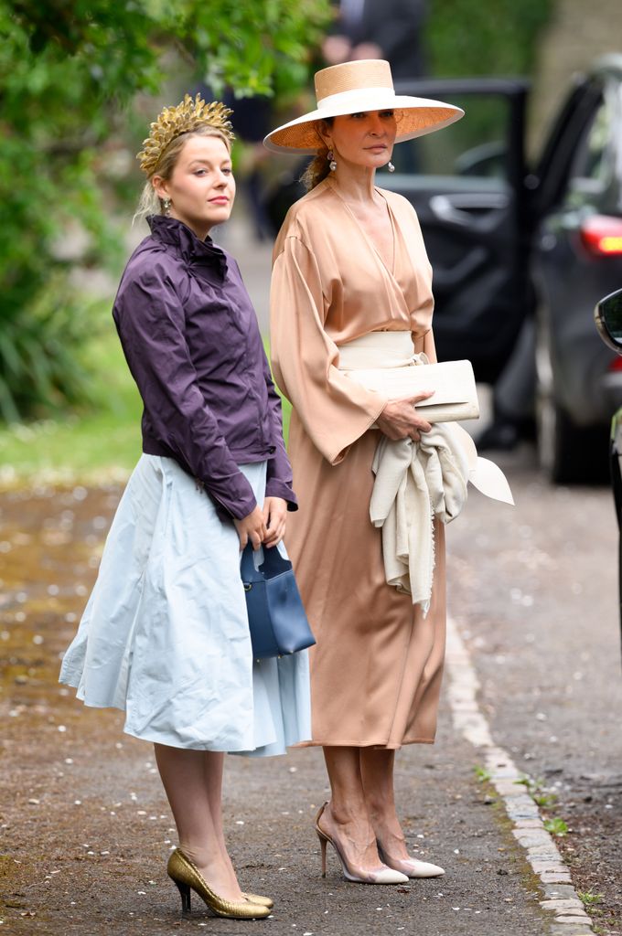 Isabelle de la Bruyere con Lady Margarita Armstrong-Jones, la hija del conde de Snowdon, a su llegada a la boda de Peter Phillips y Harriet Sperling el 6 de junio de 2026