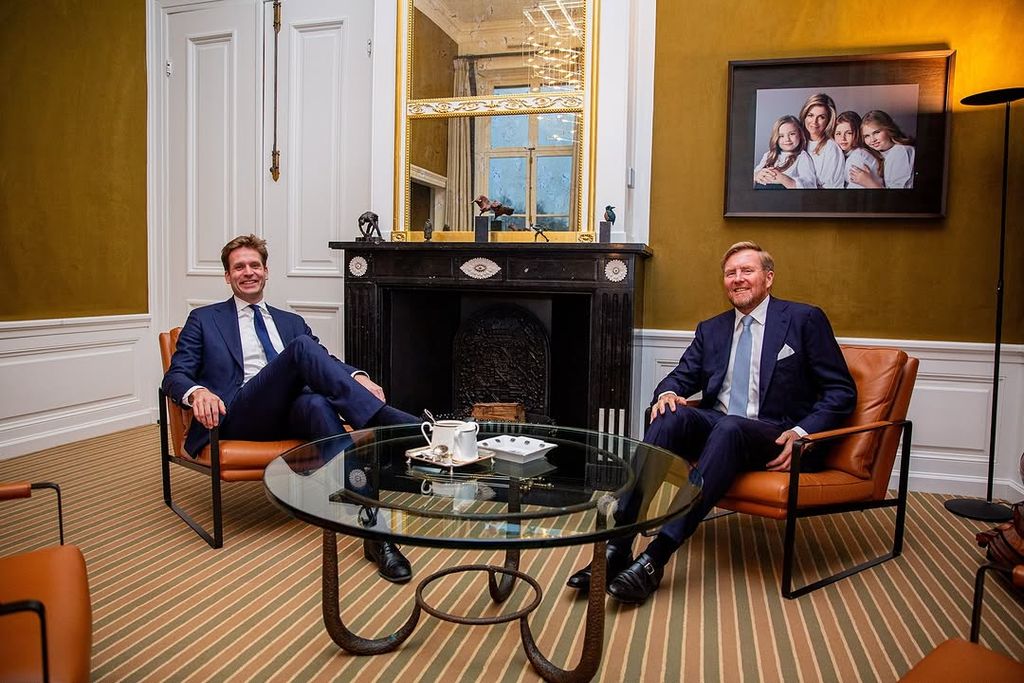 La gran foto de la reina Máxima y sus tres hijas preside el despacho del rey Guillermo de Holanda