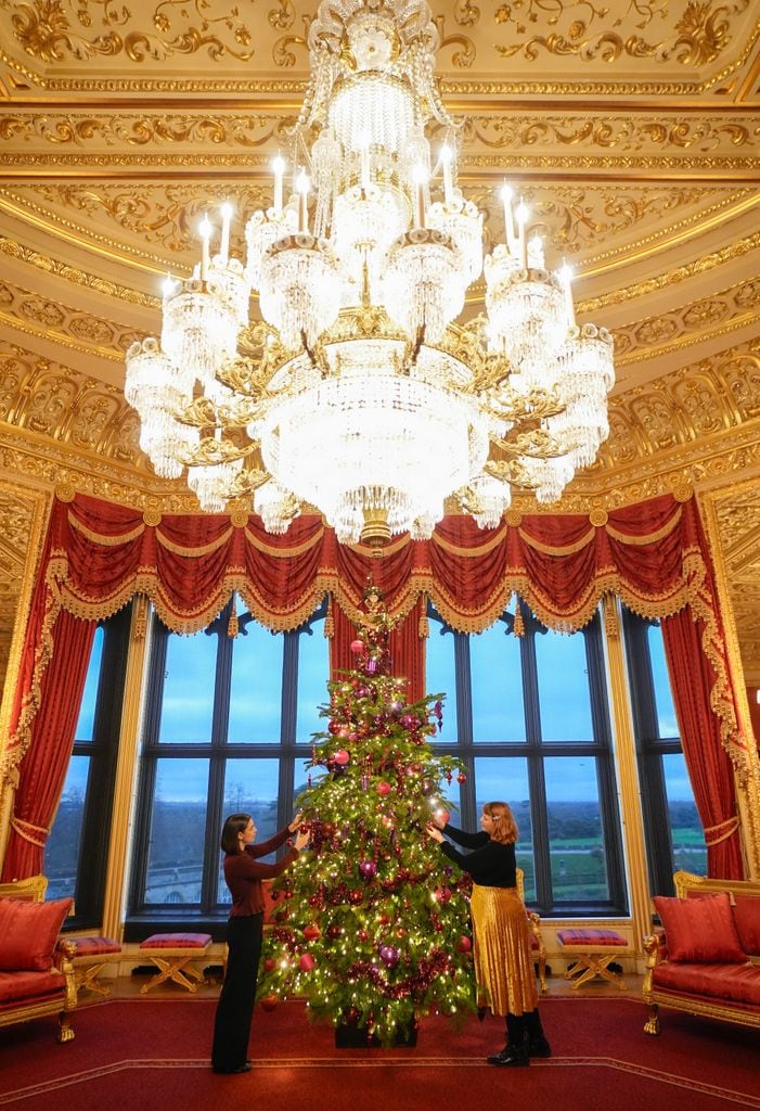 Interior del Castillo de Windsor, decorado de Navidad (Foto de Andrew Matthews/PA Images via Getty Images)