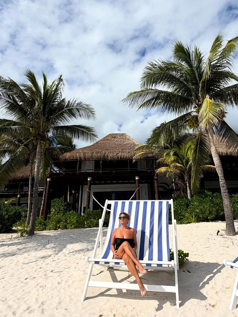 La mamá de la cantante también disfrutó de las cálidas temperaturas y presumió su figura en traje de baño.