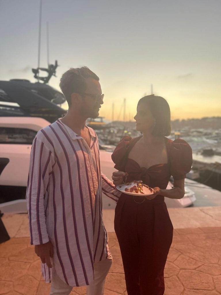 Aldo Comas y Macarena Gómez en Port Adriano