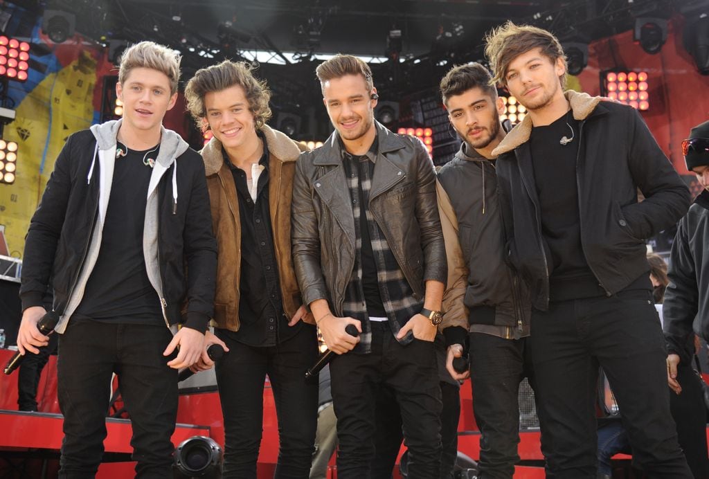 Plano medio de One Direction posando en una actuación