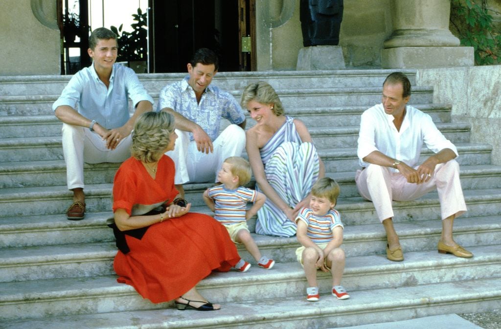 Los entonces príncipes de Gales con la Familia Real española en el Palacio de Marivent