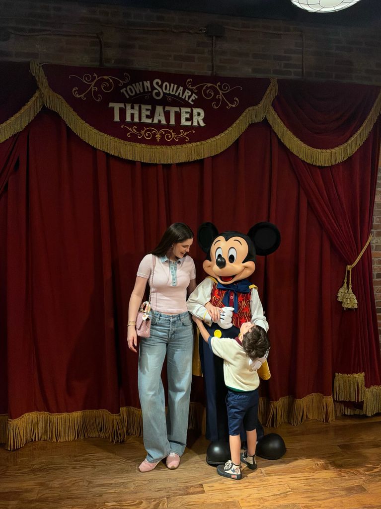 Marquito y Nadia Ferreira en su encuentro con Mickey Mouse.
