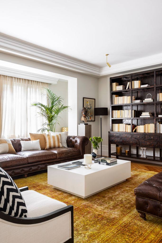 Salón en completo orden, pero tampoco minimalista, con lo justo y necesario