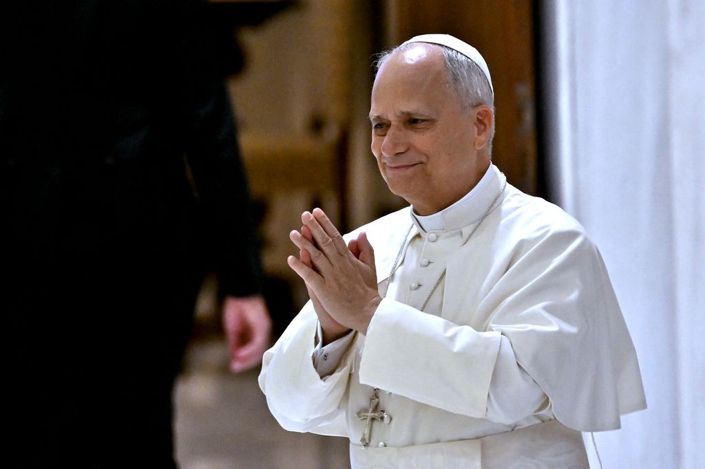 En su reaparición tras su alta médica, el papa León XIV agradeció a quienes rezaron por él.