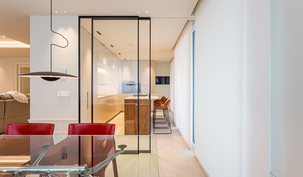 Cocina separada con una puerta corredera de cristal. 