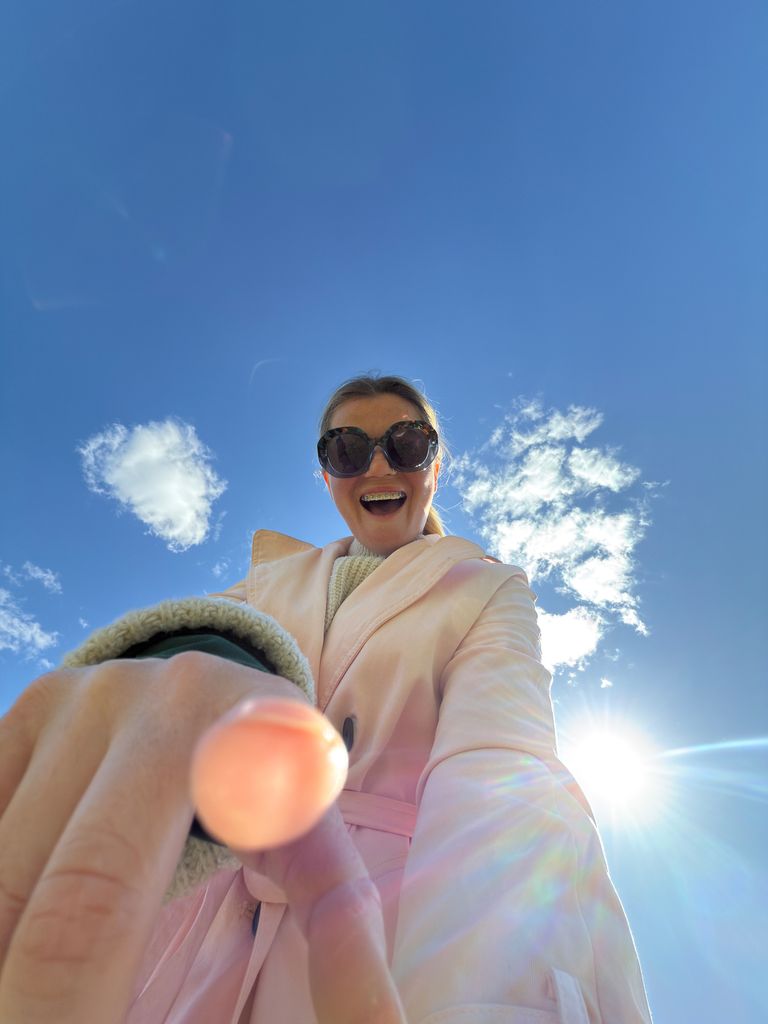 chica sonriendo cielo selfie