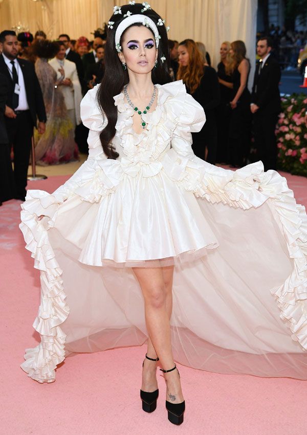 Lily Collins viste de Giambattista Valli en la gala Met de 2019