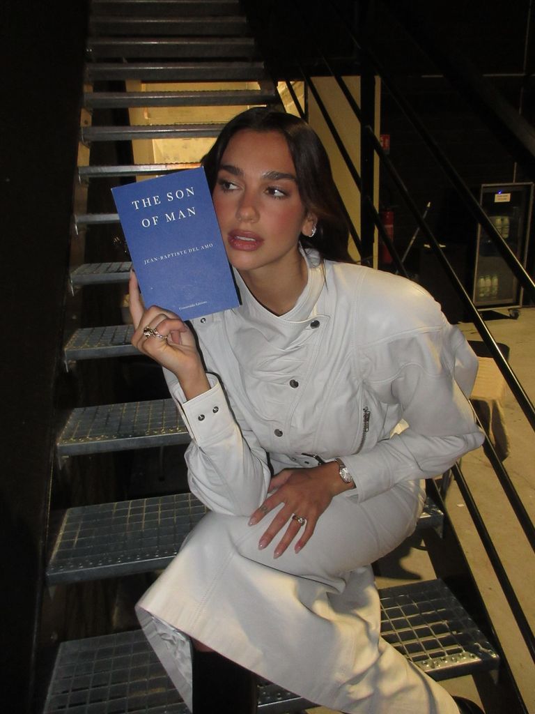 Dua Lipa propone una nueva modalidad de consumir lectura.