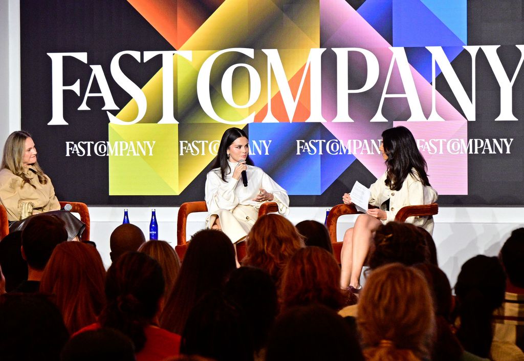 Selena Gomez acudió al Fast Company Innovation Festival en Nueva York, donde reflexionó sobre el trabajo de su Fundación Rare Impact.