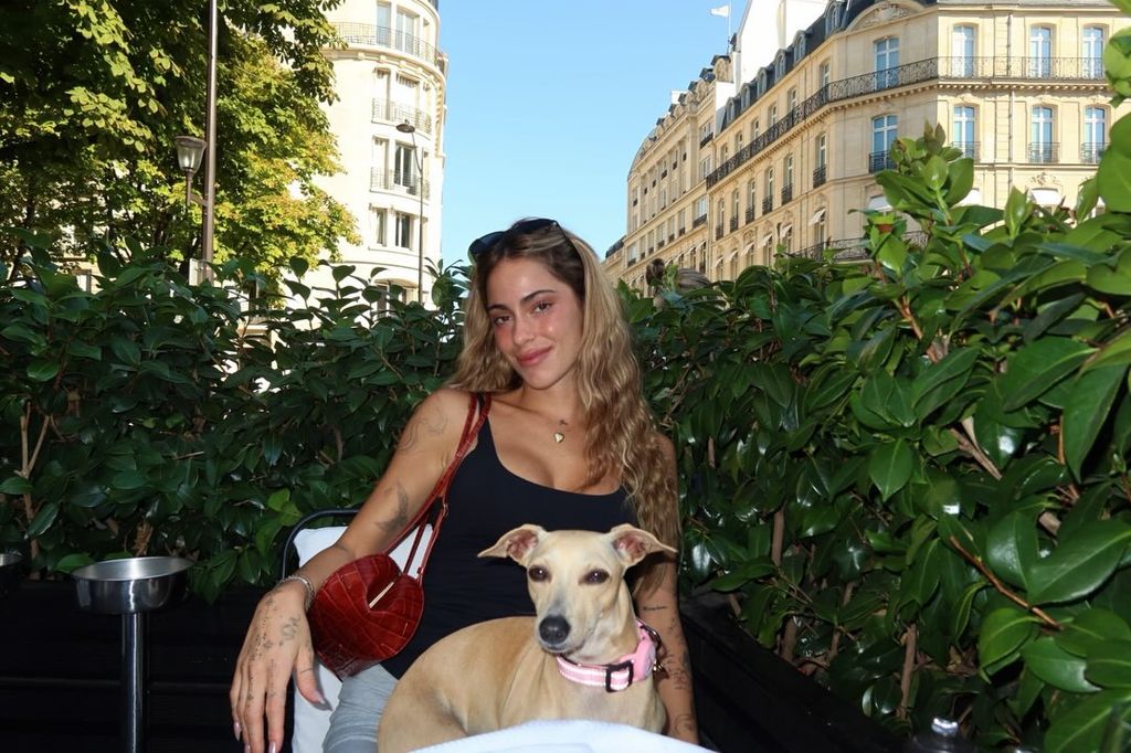 Tini Stoessel viajó a París para la primera prueba de su vestido de novia.