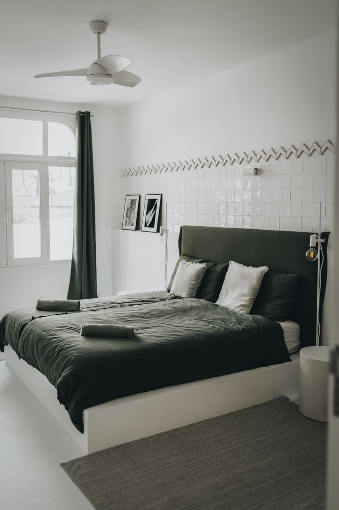 El dormitorio principal cuenta con un original arrimadero de pared cerámico