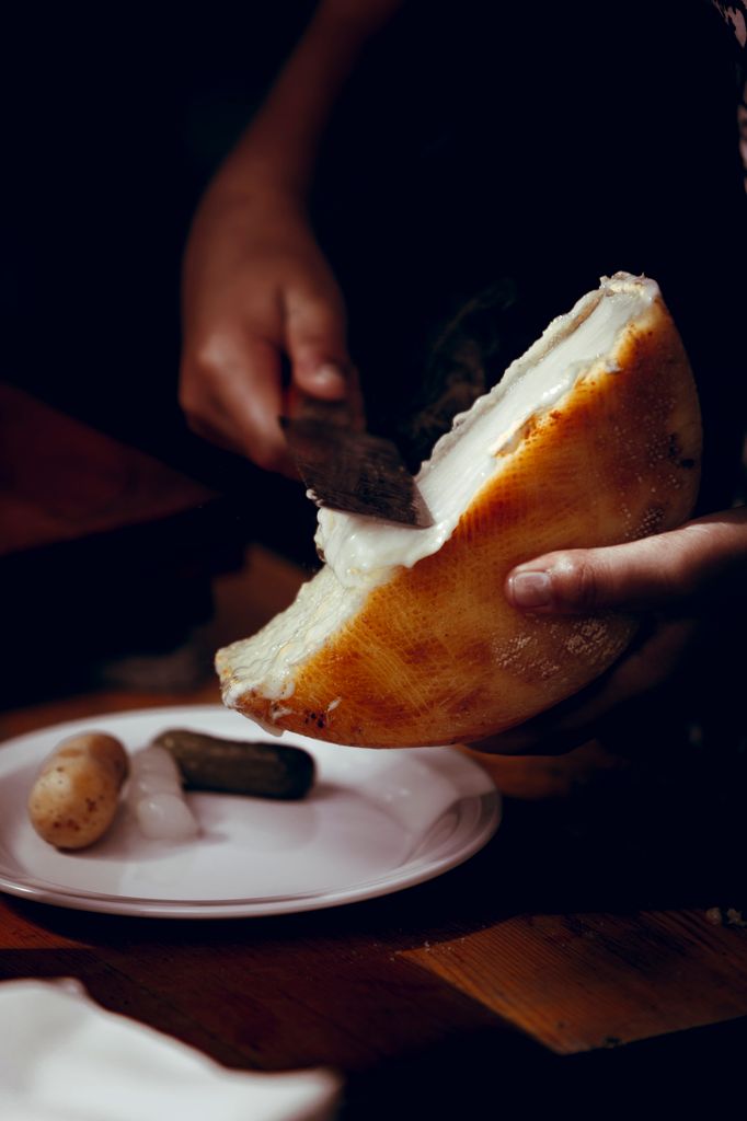 La palabra 'Raclette' viene del verbo francés 'racler' (raspar o rascar)