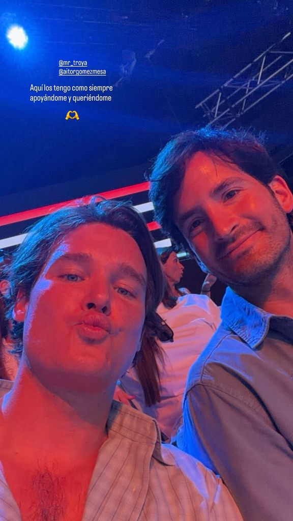 Aitor Gómez y su pareja en la confirmación de Manu