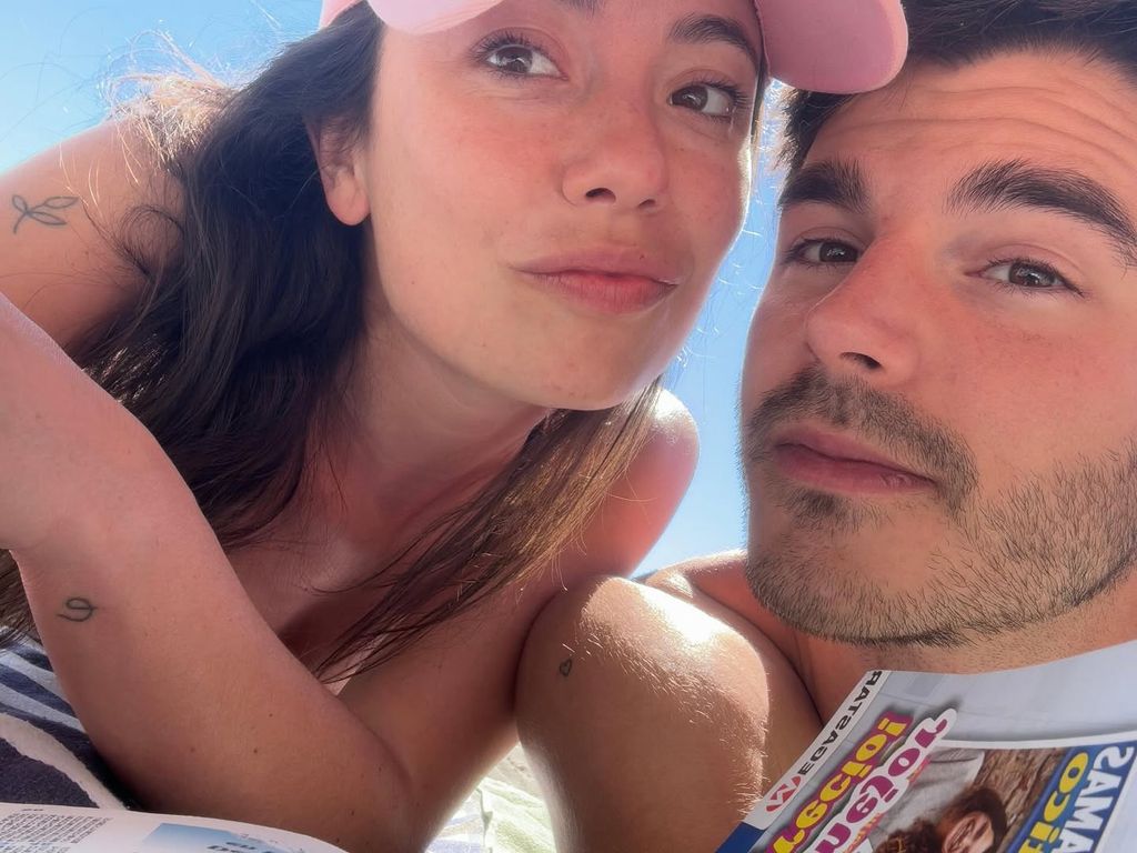 La feliz pareja disfrutando de un día soleado