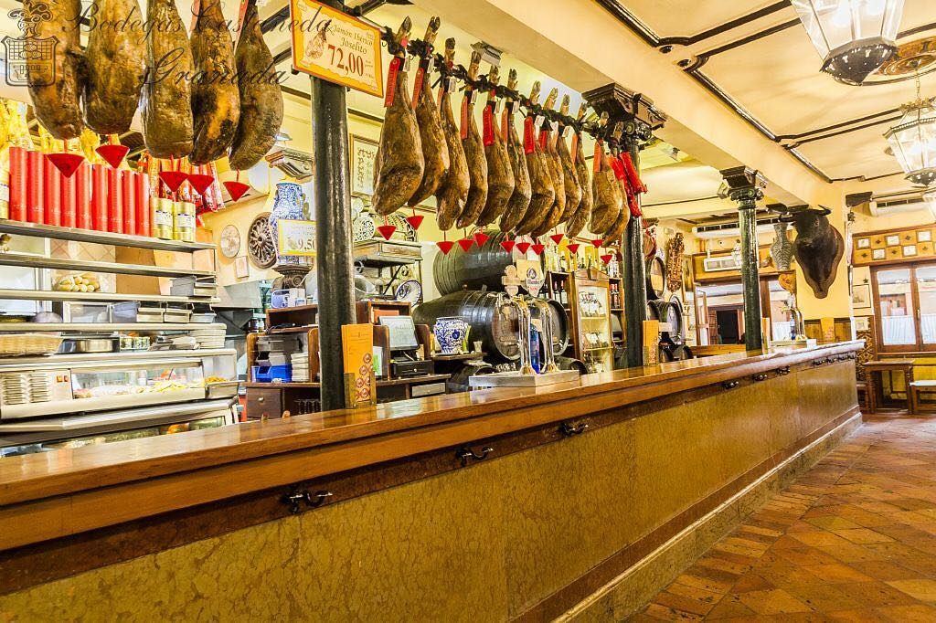 Bodegas Castañeda es un clásico bar de tapas tradicional granadino, fundado en 1927.