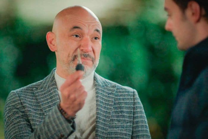 Ahmet le regala a Ömer una moto en 'Hermanos'