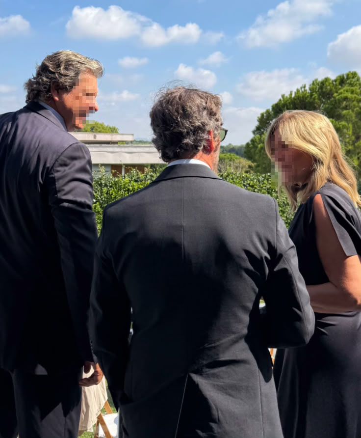 Quique Sánchez-Flores charlando con algunos de los invitados