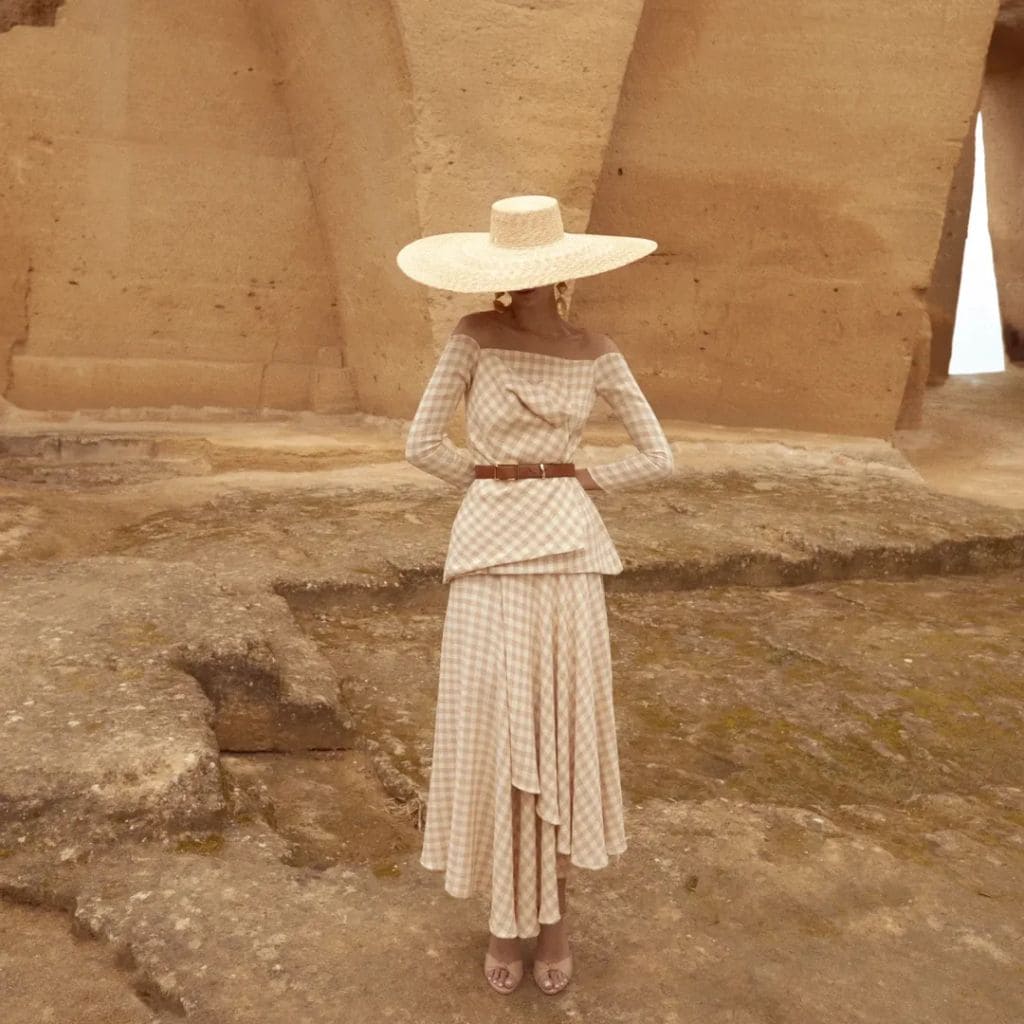 Look de invitada de IQ Collection con tocado de Masario