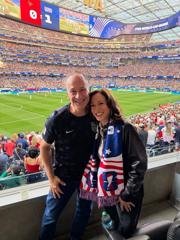 Kamala Harris y su marido, Doug Emhoff, en el partido de Estados Unidos frente a Turquía