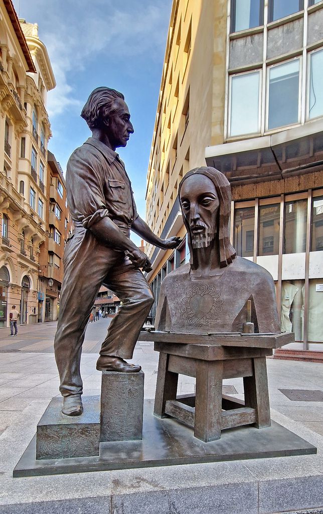 Calle Mayor, Monumento a Victorio Macho, de Luis Alonso.