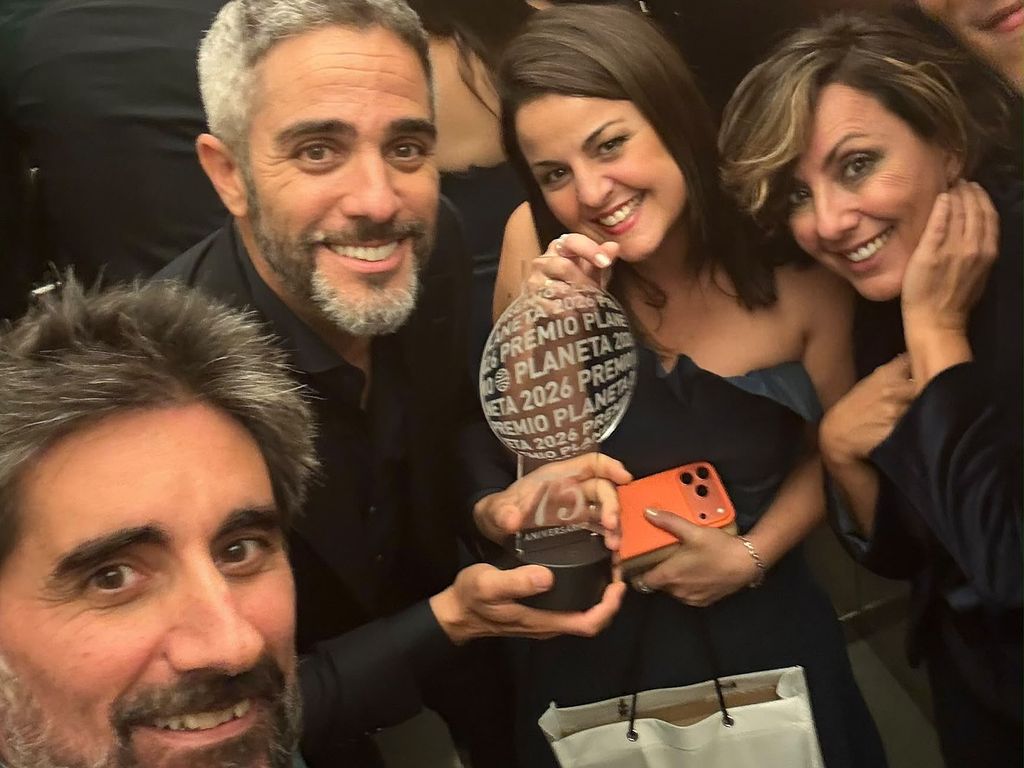 Roberto Leal sostiene el Premio Planeta en presencia de Sonsoles Ónega, flamante ganadora de la edición de 2024