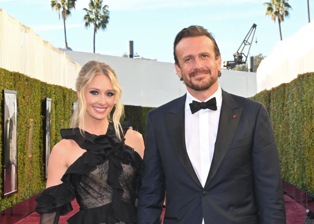 Suena campanas de boda para Jason Segel y su novia Kayla Radomski