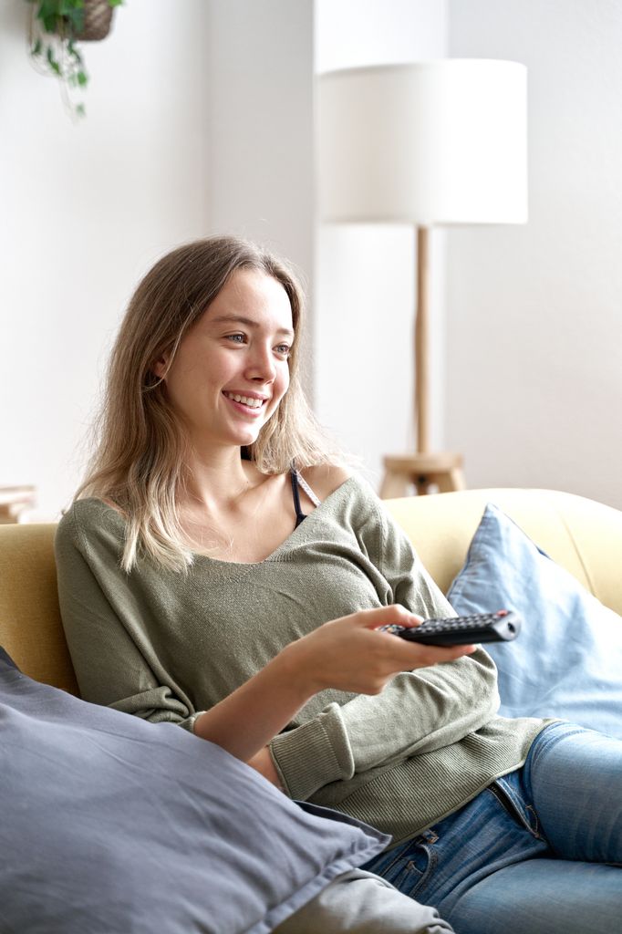 chica viendo pelicula