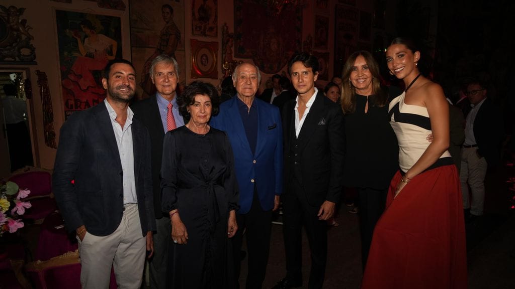 Andrés, junto a su novia (a la derecha), sus padres y empresario taurino Ramón Valencia 