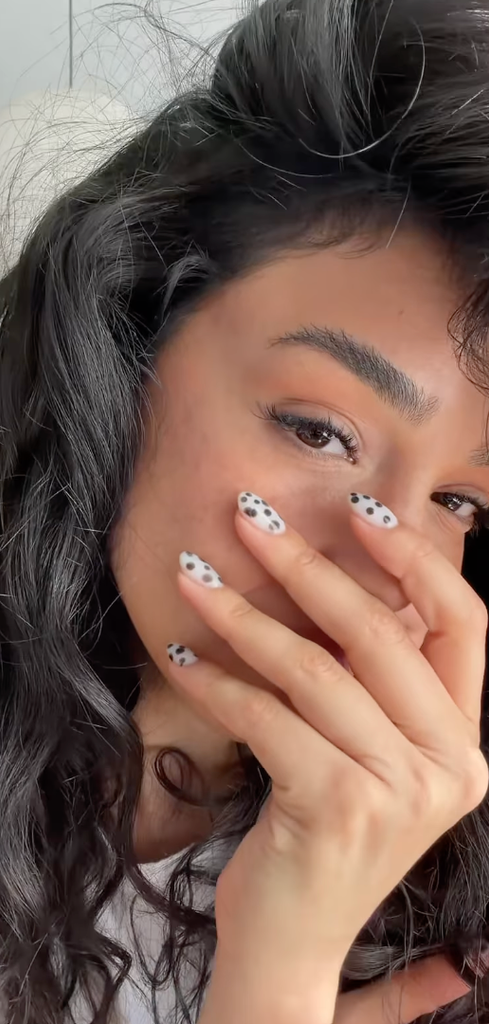 Ale Capetillo comparte su nueva manicura en redes sociales.