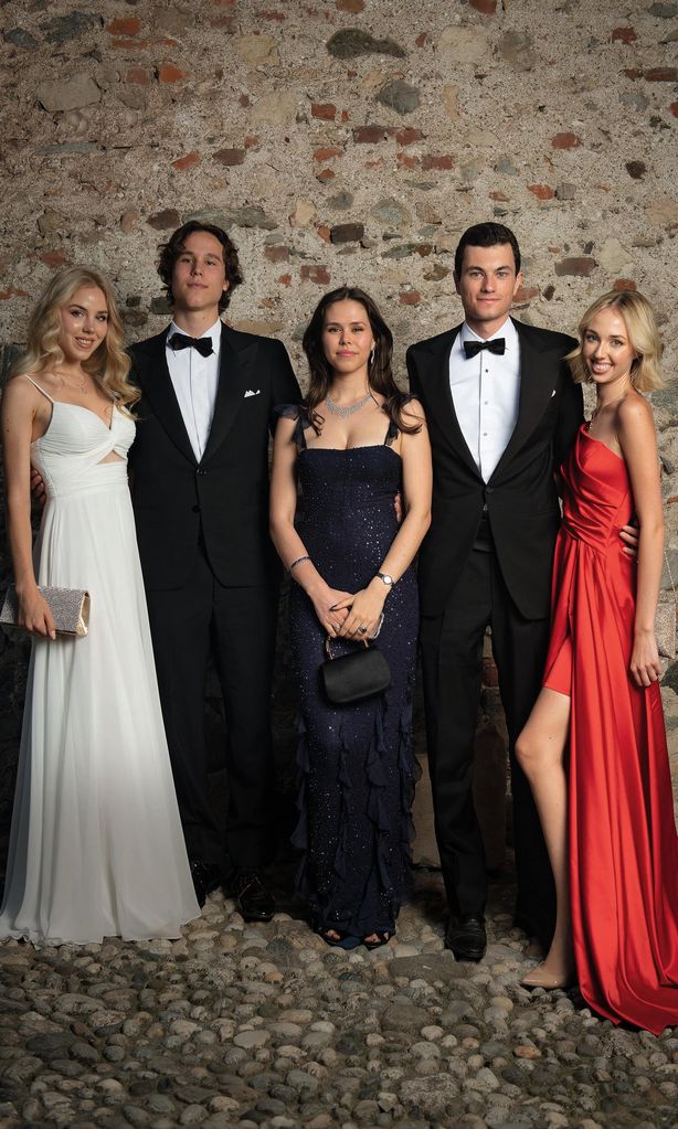 Puesta de largo Borromeo HOLA 4126Thomas y Gabriella Janssens de Balkany; su hermana,Thomas y Gabriella Janssens de Balkany; su hermana,