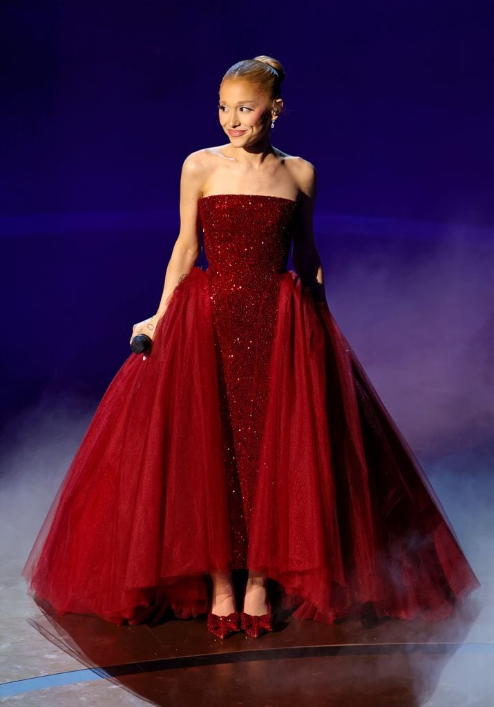 Ariana Grande llevó en los Oscar 2025 un vestido de Schiaparelli adornado con más de 150.000 cristales Swarovski
