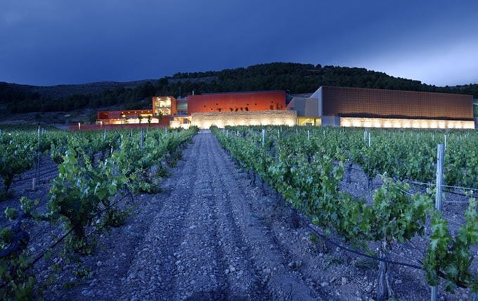 Bonita vista nocturna de la bodega 'Pago de Carraovejas', en Peñafiel (Valladolid).
