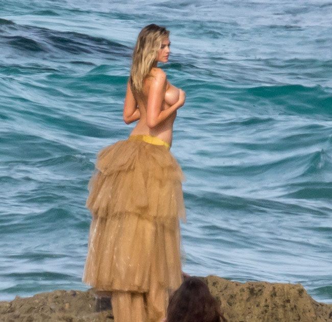 Kate Upton durante el polémico shooting en el que cae al suelo mientras posa en topless