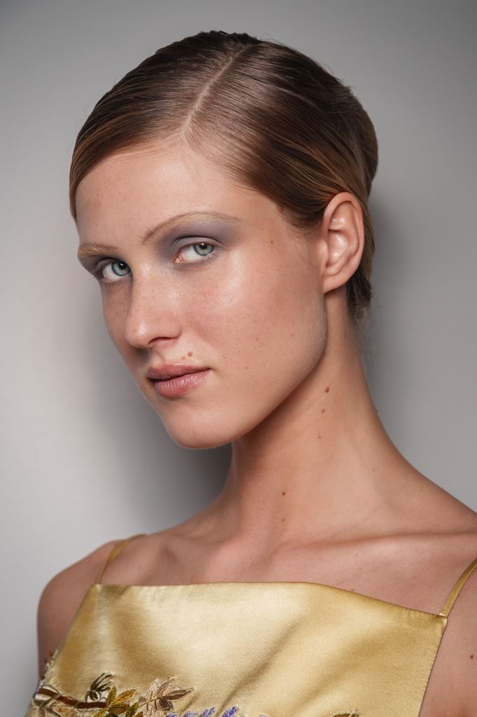 Las modelos lucieron el French twist durante el desfile Otoño/Invierno 2026 de Conner Ives.