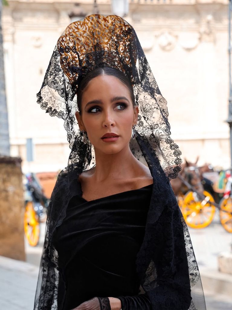 La influencer Rocío Osorno, con mantilla, en la Semana Santa de Sevilla.