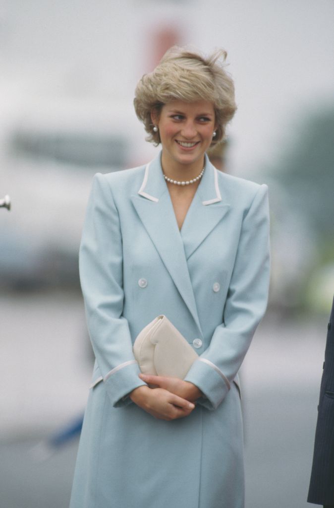 Diana, princesa de Gales, con abrigo azul de Catherine Walker, 1987.