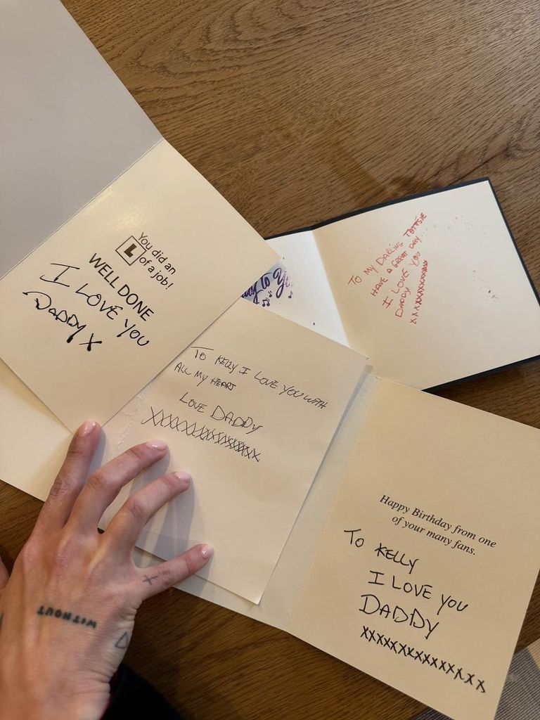 Kelly Osbourne mostró las tarjetas de cumpleaños que su padre le envió a lo largo de los años