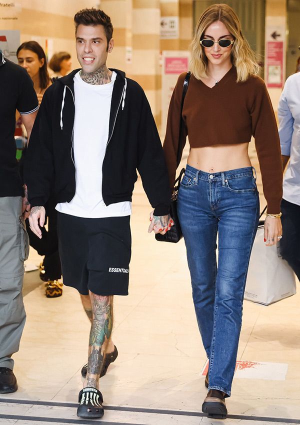 Chiara Ferragni y Fedez saliendo del hospital
