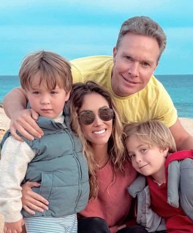 Anahí con sus hijos y su esposo