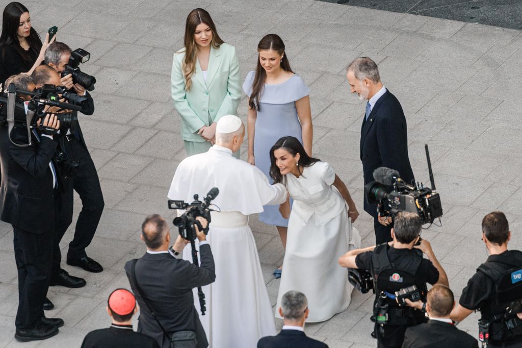 La Reina hace la reverencia al Papa antes de la misa de Cibeles