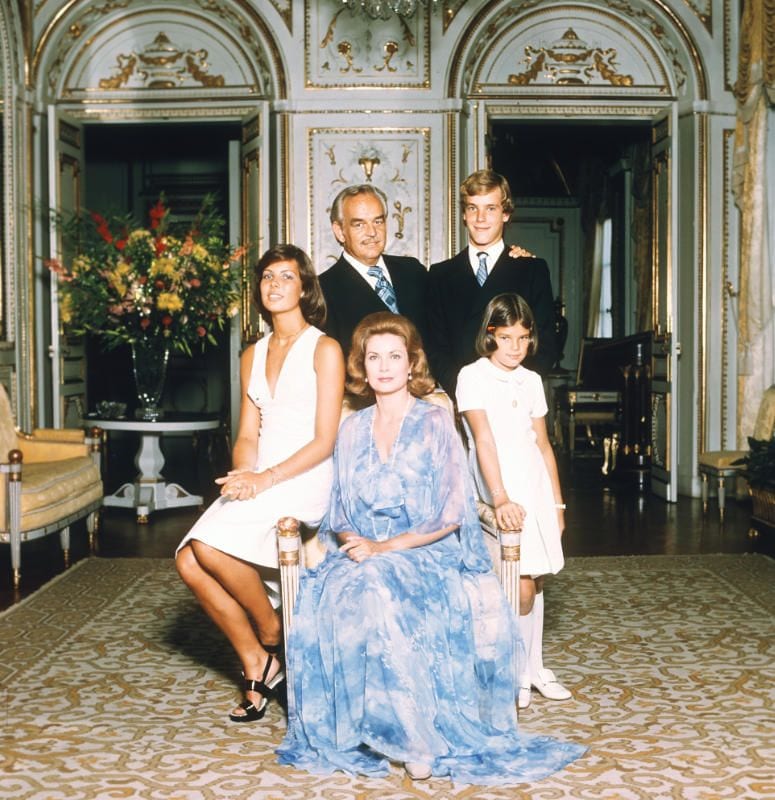 Rainiero y Grace Kelly con sus hijos