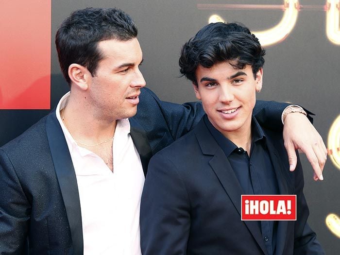 Imagen de Óscar Casas y Mario Casas en un estreno