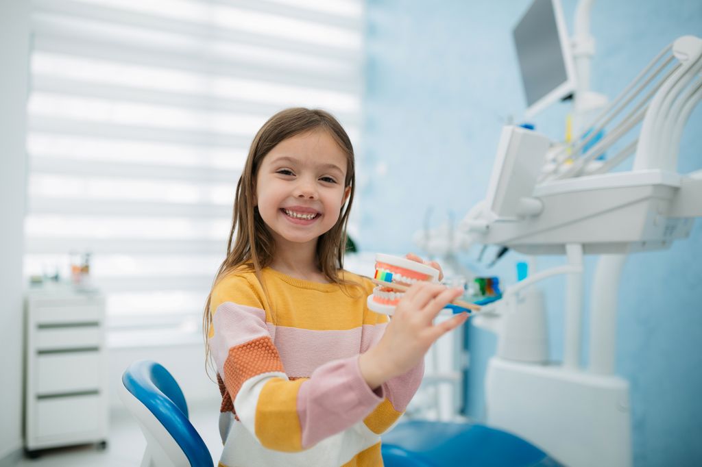 Niña sonriente en la consulta del dentista