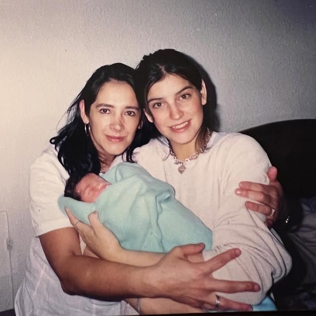 Bárbara de Regil con su mamá y su pequeña Mar en brazos.