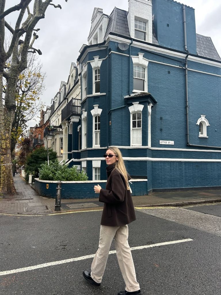 Un abrigo marrón y 3 looks para recorrer Londres de la mano de Daniela Figo