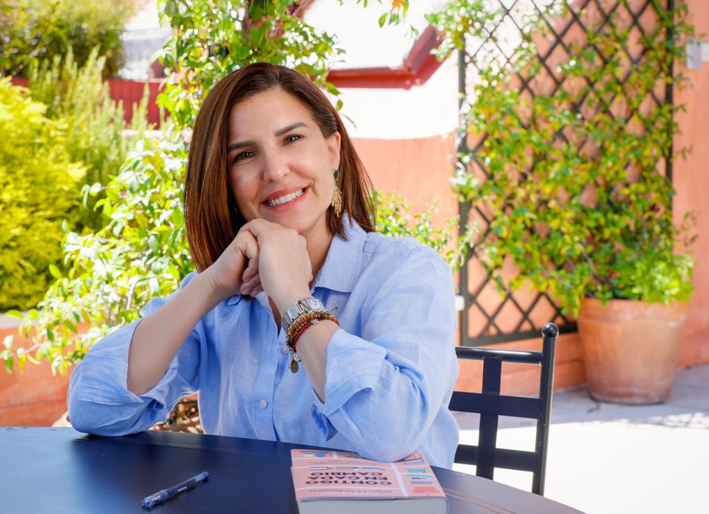 La ordenatriz posando en una terraza