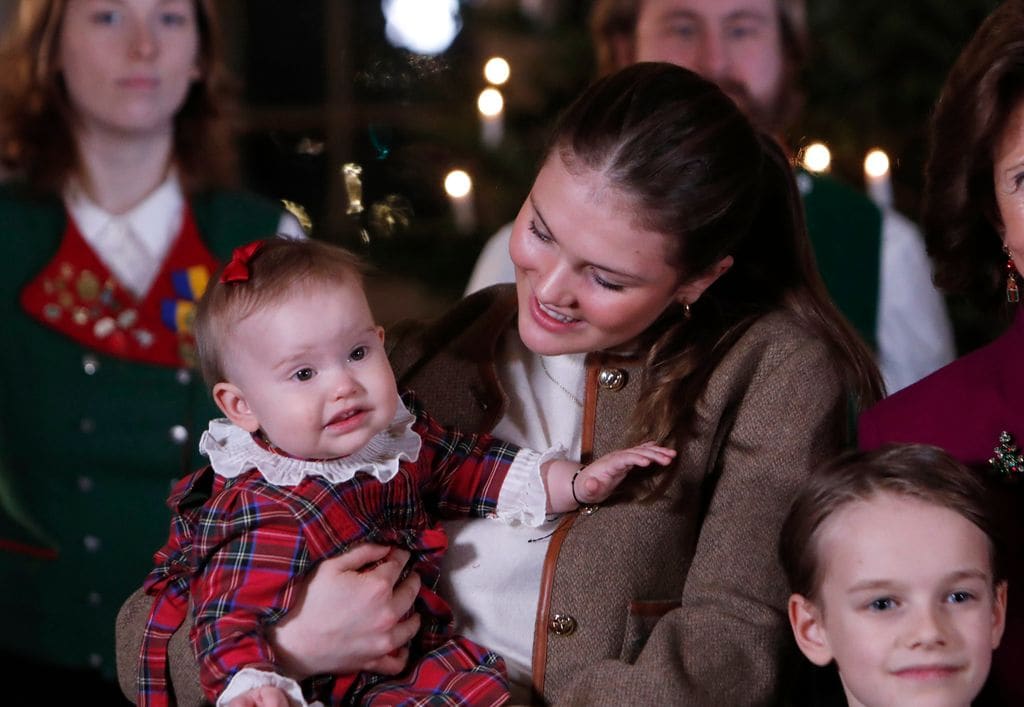 Ines de Suecia, en brazos de su prima, la princesa Estelle